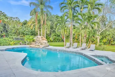 Hidden Getaway Pool Home on 1. 5 acres near all. Sleeps 17. Pool, ping pong etc.