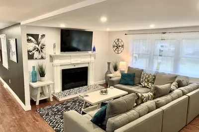 Image de Modern, Dog-Friendly, 4 Bedroom, 2 Bath Home