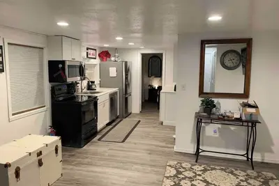 Image de Cozy 1br Cottage Near Lake, Trails & City Access