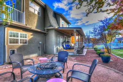 Image de 2 Houses on 1 property, Downtown Oasis!