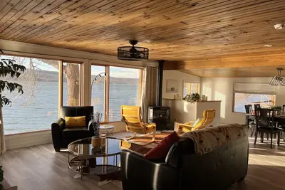 Image de Lake front cabin on the water