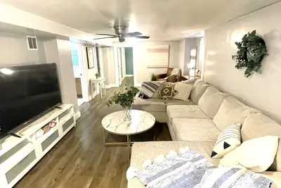 Image de Spacious 2 bedroom, 7 minutes to Downtown + Stadium, Full Kitchen