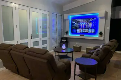 Image de Stylish Luxe Condo-Steps to Beach w-3b\/3b+4 Beds+Game Room