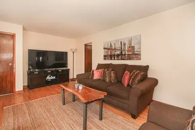 Image de Quiet Area ★  Pool Table ★ Fenced Yard ★ Near Hospital & Airport