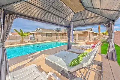 Image de Luxury 0. 5 acre 3300sqf 1 story very large pool and backyard