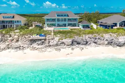 Image de Shades of Blue a luxury home on private beachfront sleeps 20ppl, chef, boat tour