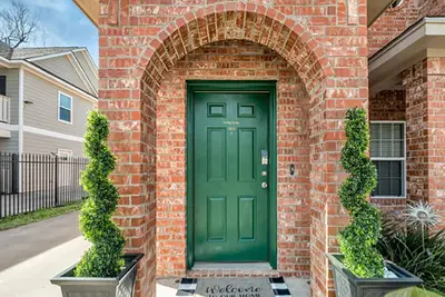 Image de Luxury Brick House/Gated parking/Keyless Smart lock