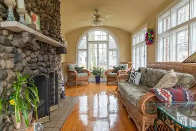 Image de Historic 5bd House w/ Sunroom & 2 Fireplaces