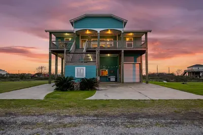 Image de Waterfront Oasis : Hot-Tub, Beach, Bar, Fire Pit- Swings, Games! Family Getaway