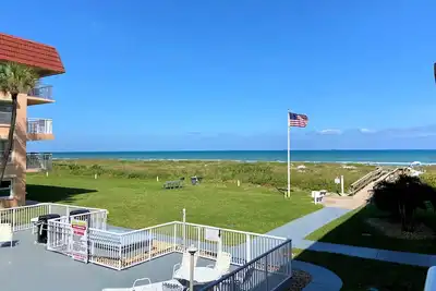 Image de Newly renovated condo with oceanfront, pool and launch views!