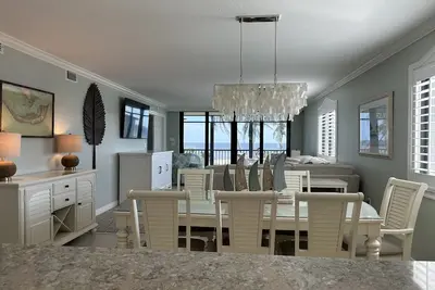 Image de 3 Bedroom 2 Bath Remodeled Sanibel Beachfront Condo Full Gulf View Compass Point