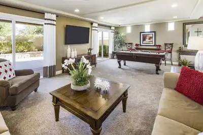 Image de Luxurious Designer Retreat with Pool Table Lounge, Near Strip