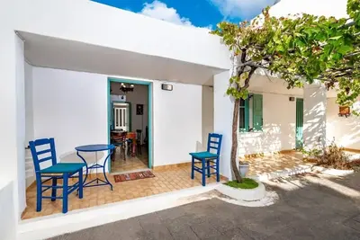 Image de Traditional house in the city center of Santorini
