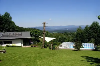 Image de Beautiful vacation home with heated pool & infrared sauna - panoramic views