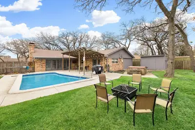 Image de Modern home with swimming pool and hot tub