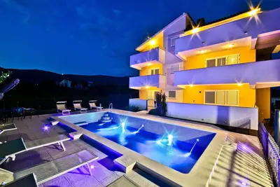 Image de Komfortable Villenwohnung 7+1  mit Pool und Grill