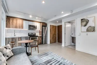 Image de 1170 Barclay St - Brand new Studio with Balcony