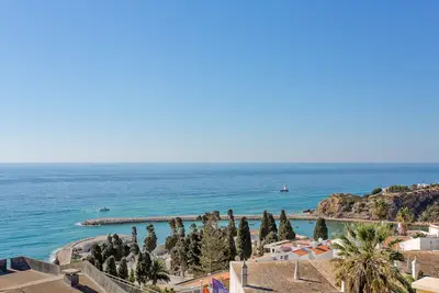 Image de Beautiful penthouse 2 bed apt - A/C, panoramic sea views close to beach/town