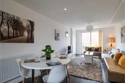 Image de 4 bed townhouse with rear garden and Free parking
