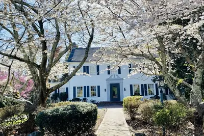 Image de New! Luxurious Historic Home <5mins to Market & Hpu. Sleeps 15