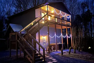 Image de Heartwood♥ Cabin loft w\/private HotTub, Hiking, Fishing, & Ziplines on 66 acres!