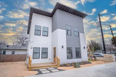 Image de Cutting-Edge Elegant 3br 2. 5ba Home Near Downtown!