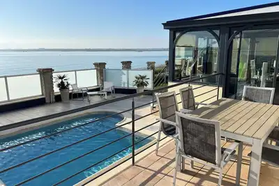 Image de Villa pieds dans l´eau +piscine extérieure avec accès direct à la plage