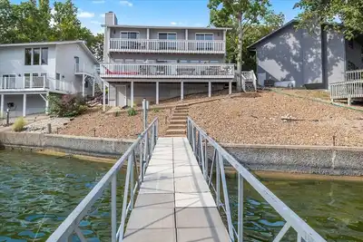 Image de Beautiful 4 bedroom Home On The Lake!