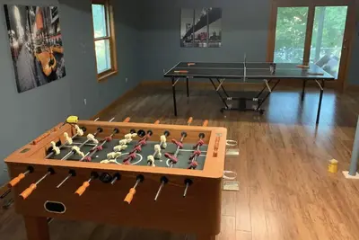 Image de In town -2 bedroom + 2 sofa beds + game room\/common area -fits 8 people