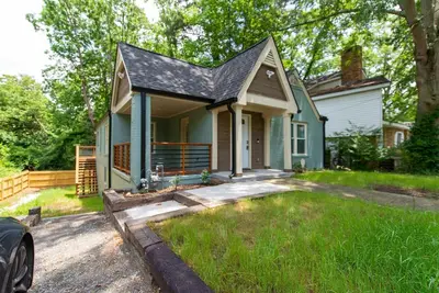 Image de New Renovated Home Mile from Mercedes Benz