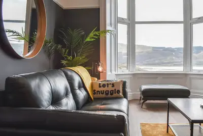 Image de An elegant and stylish property with panoramic stunning views across the Barmouth estuary.