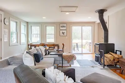 Image de Cozy Cottage w\/ Hot Tub, Pond, and Fireplace