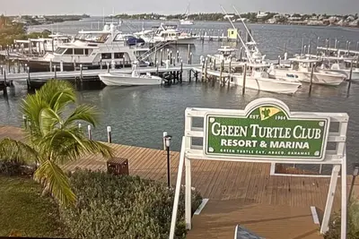 Image de 2 minute walk to Green Turtle Club\/Marina. 2br, 2. 5 Ba! Fully renovated 2023!