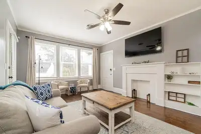 Image de Charming 2 King Bed Apt. Only 10 Mins to Dt!