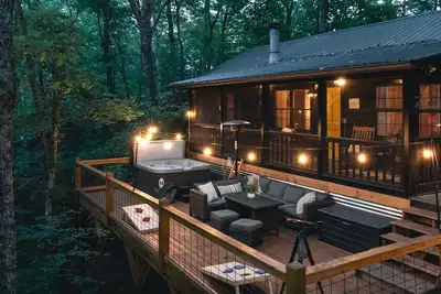 Image de Cozy Modern Treehouse • Forest Hot Tub • Dog Haven