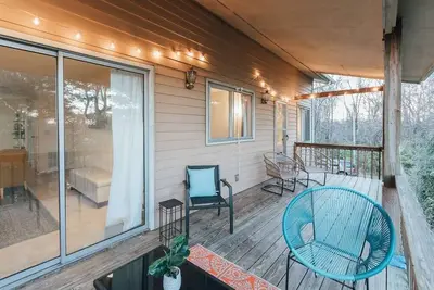 Image de Spacious Apartment with Deck Views