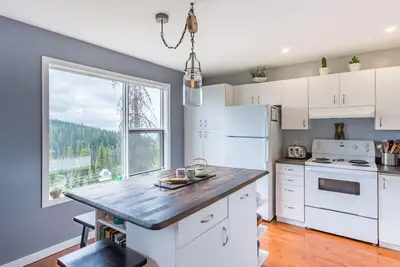 Image de 3 Bed/2 Bath Lower Half Ski Chalet Recently Updated and Modernized