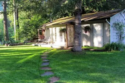 Image de Cottage Located Directly On The River