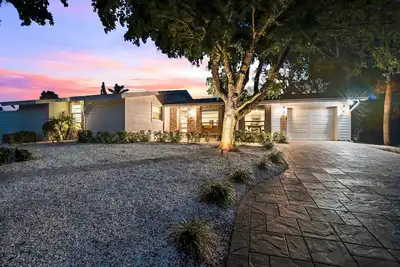 Image de The Birdhouse | Private Siesta Key Home w/ Heated Pool, Screened-In Patio, Minutes Away From Beach!