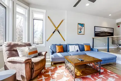 Image de Ski view condo walkable to the lifts with pools, hot tubs, WiFi, and fireplace