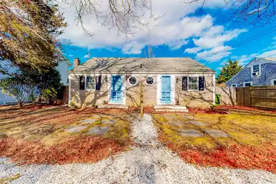Image de Charming updated bungalow with firepit, fast WiFi, & walkable locale near beach