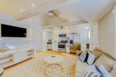 Image de Two next-door bungalows with fast WiFi, enclosed yard, & walkable locale
