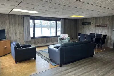 Image de Roomy lakefront cabin near the trails
