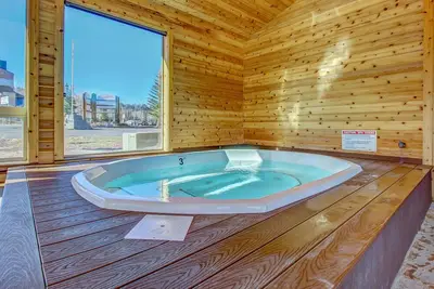 Image de Delightful condo near the slopes with shared pool\/hot tub, 3 balconies & WiFi
