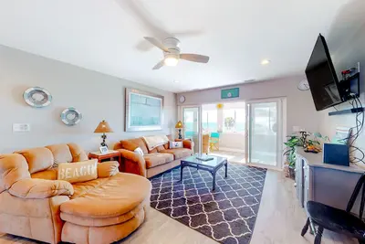 Image de Gulf view getaway with WiFi, sunroom, gas grill, A/C, & full kitchen