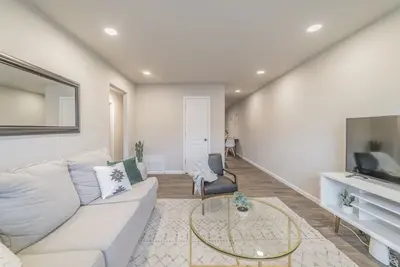 Image de 2-Br Relaxing Suite w/ Full Kitchen Near The Momentary & 8th Street Market