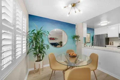 Image de Special 4/1 - 6/8 89. /Nt Lovely! Great location! Walk to Beach & Restaurants!