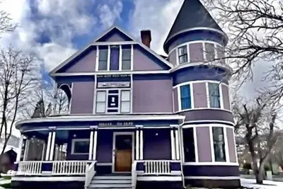 Image de Victorian Mansion Newly Renovated. Sleeps 16. Two kitchens.