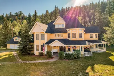 Image de Dog-friendly mansion with antique decor, WiFi, and gas fireplace - near skiing