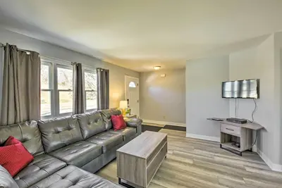 Image de Twin Lakes Escape w/ Deck < 1 Mi to Beach!